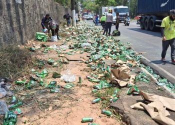Populares saqueiam carga de cerveja após tombar de caminhão em Manaus