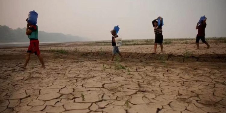 Governo anuncia antecipação de auxílio para famílias atingidas pela seca no Amazonas.