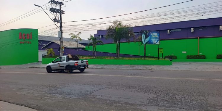 Cliente entra com duas ‘novinhas’ em motel e morre na banheira de hidromassagem em Manaus