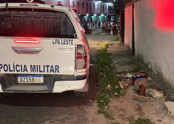 Acompanhe a remoção do corpo de jovem morto no Jorge Teixeira em Manaus