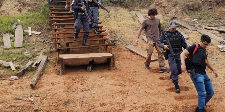Criança de 6 anos fica sozinha em casa e acaba sendo estuprada por homem no AM
