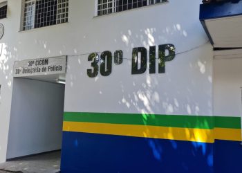 Uma mulher de 45 anos foi presa na segunda-feira (16), por tentar matar com gargalo de garrafa seu. Mulher