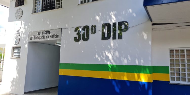 Uma mulher de 45 anos foi presa na segunda-feira (16), por tentar matar com gargalo de garrafa seu. Mulher