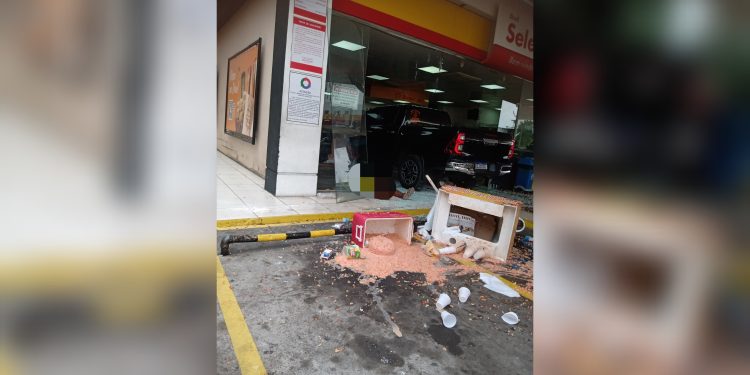 Vídeo: carro desgovernado invade loja de conveniência e deixa feridos em Manaus