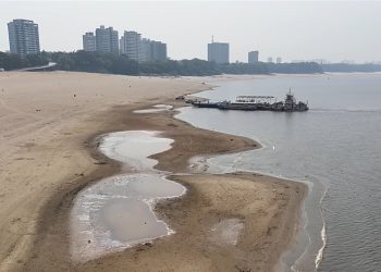 Estiagem: Praia da Ponta Negra recebe cerquite que delimita área interditada para banho