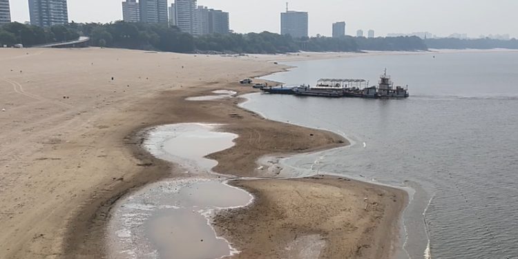 Estiagem: Praia da Ponta Negra recebe cerquite que delimita área interditada para banho