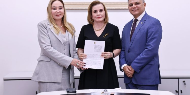 TCE-AM e MP-AM firmam parceria para reforçar proteção de meninas e mulheres vítimas de violência