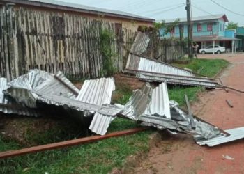 Após temporal, 8 pessoas ficam gravemente feridas e mais de 50 casas são destruídas em Envira no AM