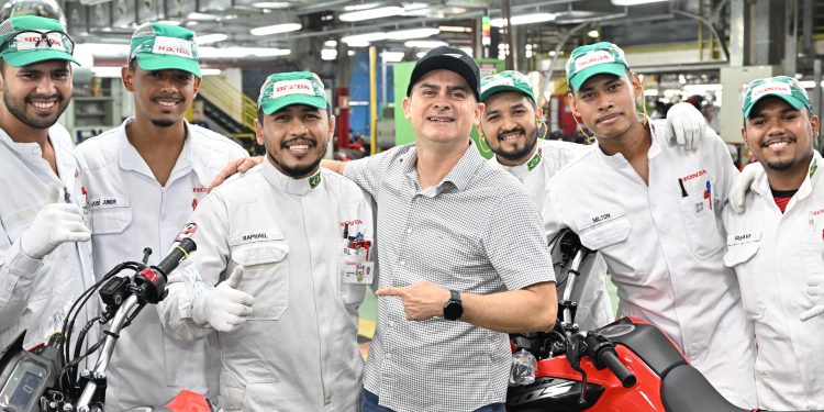 Em visita à Moto Honda, David Almeida reafirma compromisso em defender a ZFM