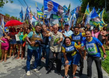Coronel Menezes cruza três bairros em caminhada na zona leste