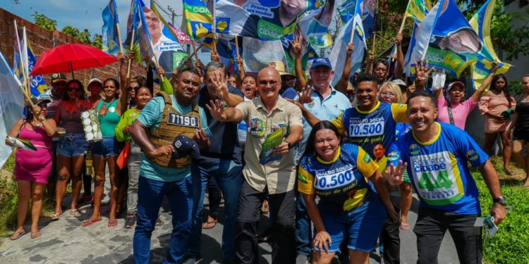 Coronel Menezes cruza três bairros em caminhada na zona leste