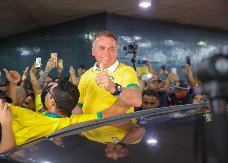 Multidão lota aeroporto para receber Bolsonaro em Manaus