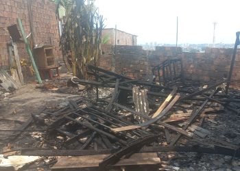 Uma casa de madeira ficou  destruída após ser atingida por um incêndio neste domingo (1). O sinistro. Incêndio