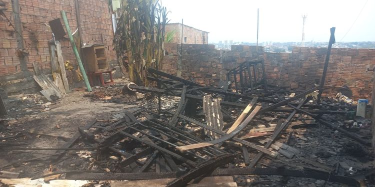 Uma casa de madeira ficou  destruída após ser atingida por um incêndio neste domingo (1). O sinistro. Incêndio