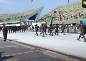 Manauaras comparecem ao Sambódromo para ver desfile militar