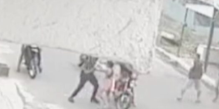 Uma câmera de segurança registrou o exato momento em que Jackson Bezerra da Silva, 37, esfaqueia a ex-. Vídeo