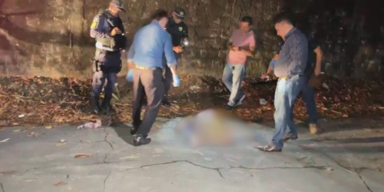 Moradores ouvem tiros e encontram homem com as mãos amarradas e morto em Manaus