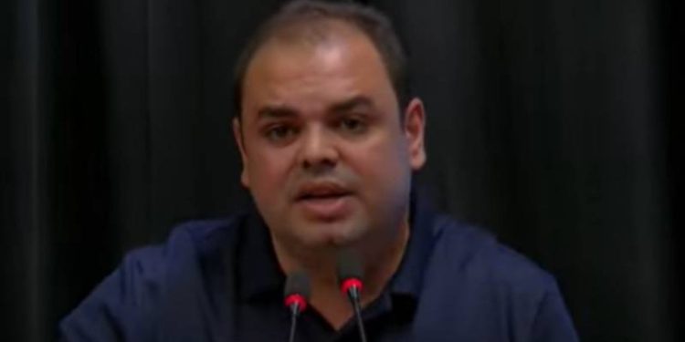 Após ocultar vice em vídeos, Justiça manda Roberto Cidade retirar publicações das redes sociais