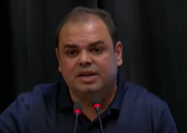 Após ocultar vice em vídeos, Justiça manda Roberto Cidade retirar publicações das redes sociais