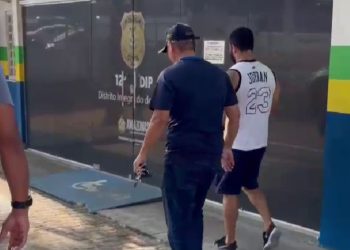 Vídeo: Estudante de 18 anos é vítima de estupr0 após ser obrigada a entrar no carro de personal em Manaus