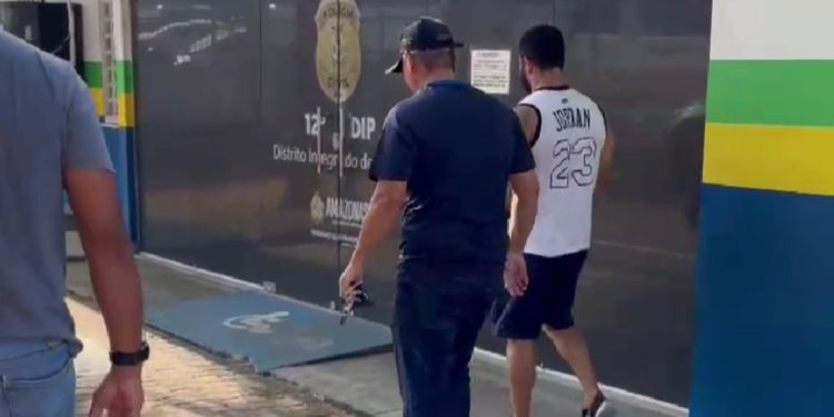 Vídeo: Estudante de 18 anos é vítima de estupr0 após ser obrigada a entrar no carro de personal em Manaus