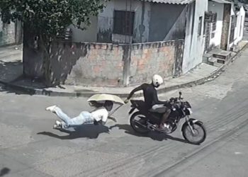 Câmera filma jovem sendo arrastada no asfalto durante assalto em Manaus