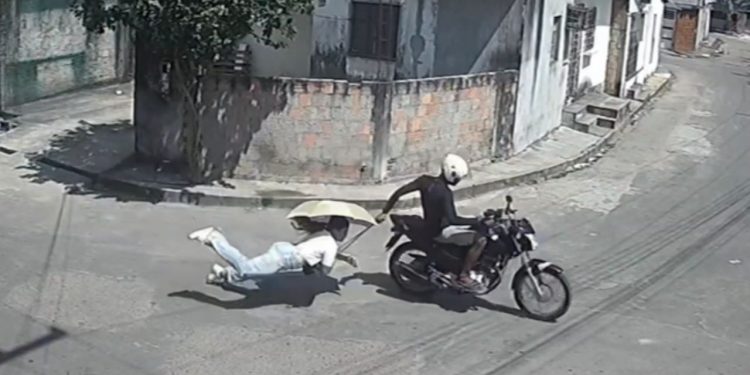 Câmera filma jovem sendo arrastada no asfalto durante assalto em Manaus