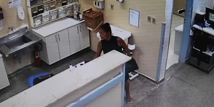Câmera flagra paciente furtando celular dentro do Hospital João Lúcio