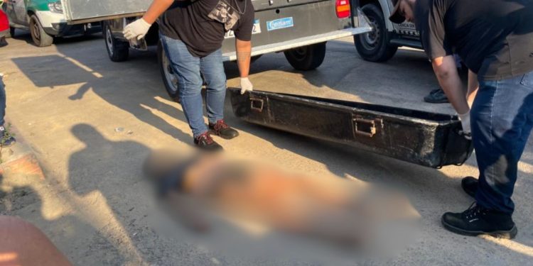 Vídeo: Pistoleiros levam mulher para os fundos de casa abandonada e a executam em Manaus