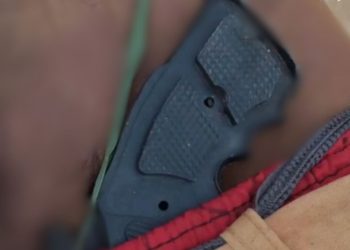 Arma de brinquedo na cintura e pedradas na cabeça: veja a foto do homem que foi achado morto no Amazonas