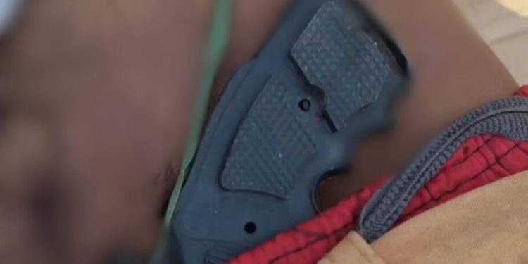 Arma de brinquedo na cintura e pedradas na cabeça: veja a foto do homem que foi achado morto no Amazonas