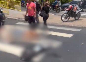Vídeo: Casal e criança são atropelados na faixa de pedestres por motoqueiro na Constantino Nery