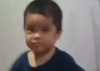 Criança de 2 anos recebe alta do hospital e morre em seguida após ficar vomitando sangue