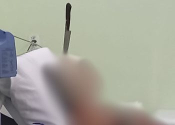 Veja: Em Manaus, mulher dá entrada no hospital com faca cravada na cabeça