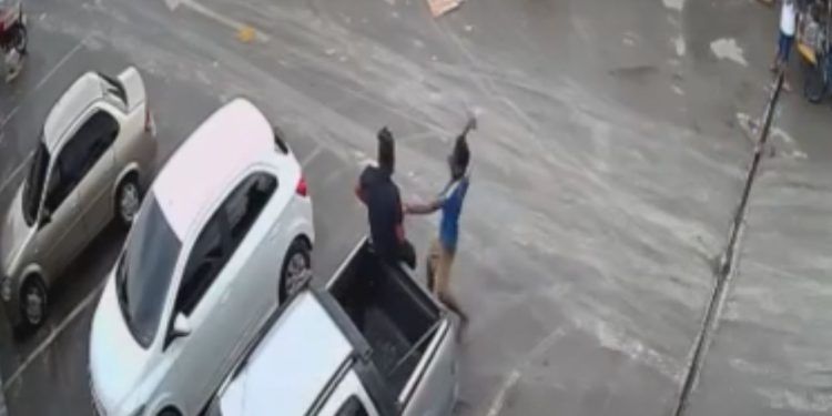 Homem aparece sendo esfaqueado na Feira do Produtor