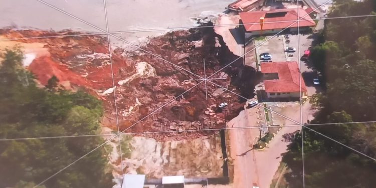 Vídeo: Porto da Terra Preta desaba em Manacapuru
