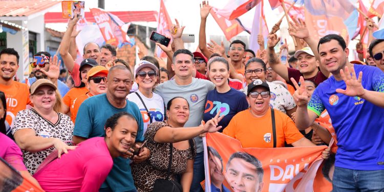 Junto ao povo, David Almeida inicia caminhadas do segundo turno