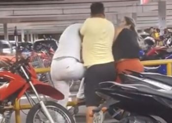 Vídeo: Mulher flagra marido com amante no estacionamento de mercado em Manaus