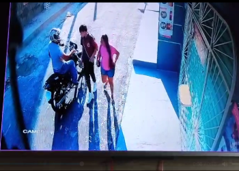 Vídeos: motoqueiro assalta estudante em plena luz do dia no Tancredo Neves