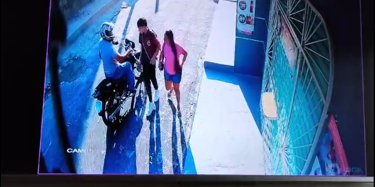 Vídeos: motoqueiro assalta estudante em plena luz do dia no Tancredo Neves