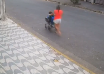 Vídeo: Mulher é assaltada com filha cadeirante e ladrão ameaça criança