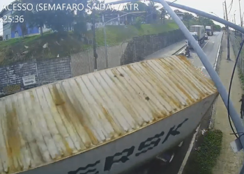 Em Manaus, pedestre corre para não ser esmagado por carreta; veja vídeo