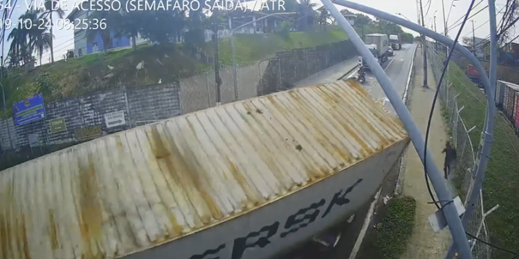 Em Manaus, pedestre corre para não ser esmagado por carreta; veja vídeo