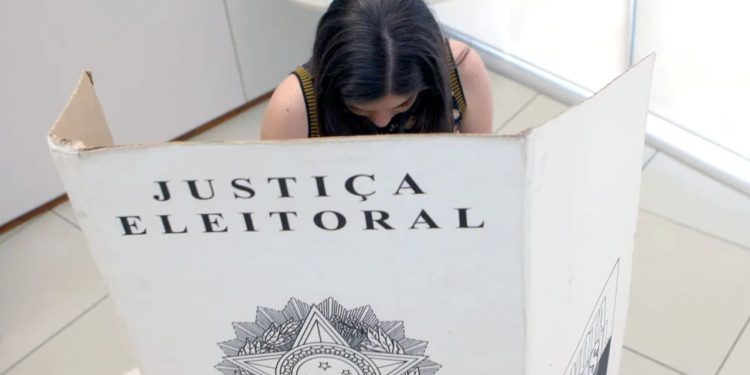 Eleitora é presa ao tentar tirar foto do seu voto na cabine na zona norte de Manaus