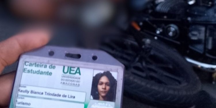 Vídeo: Universitária perde o controle da moto e morre ao ser atropelada por caminhão no Distrito