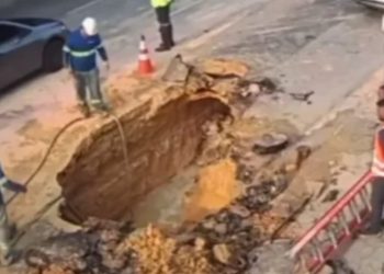 Bairros ficam sem água após rompimento de tubulação no Adrianópolis