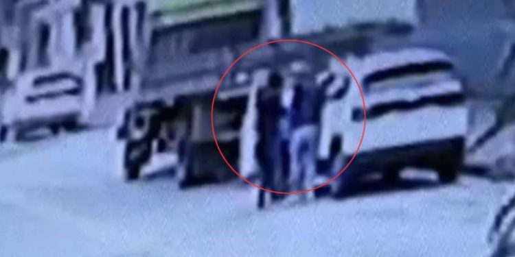 Veja momento que criminosos roubam carro da equipe de segurança de Lula