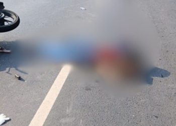 Casal cai de moto e mulher morre esmagada por micro-ônibus no Tarumã