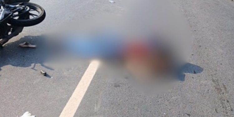 Casal cai de moto e mulher morre esmagada por micro-ônibus no Tarumã