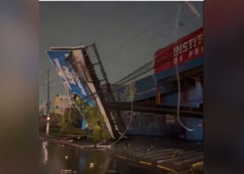 Vídeo: Durante chuva, placa de empresa derruba fios e deixa sem energia bairros de Manaus